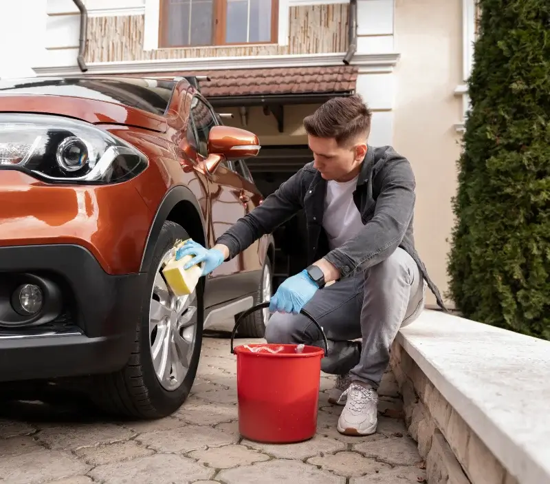 Lavage auto à domicile Fabrègues : professionnel intervenant sur un véhicule